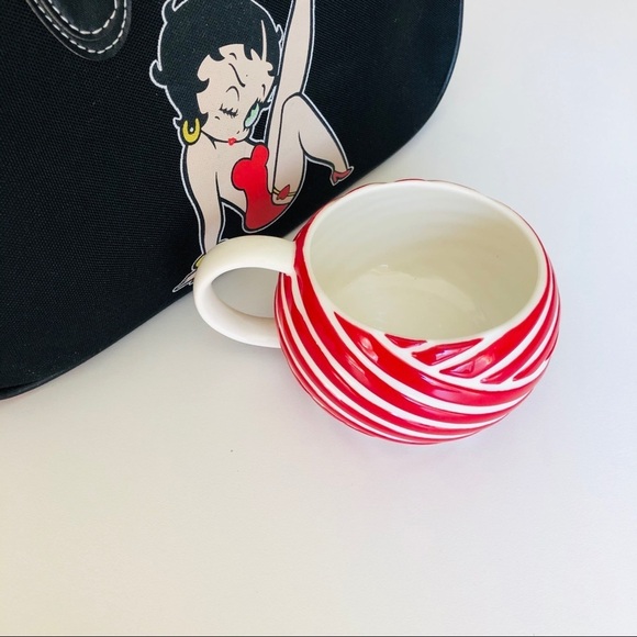 Starbucks 2013 Red White Swirl Stripe Holiday Coffee Mug Cup 12 oz. Candy Cane - Picture 2 of 7